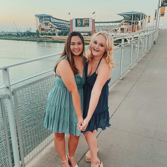 Lauren Lounsbury - Poshmark Profile Picture of Lauren Lounsbury (@lulounsbury) on Poshmark