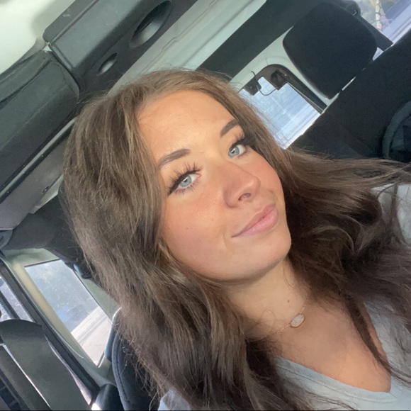 Profile Picture of Alexa Scroggins (@alexascrogg) on Poshmark