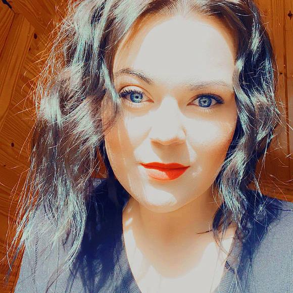 Profile Picture of Amy Fountain (@amyroorn) on Poshmark