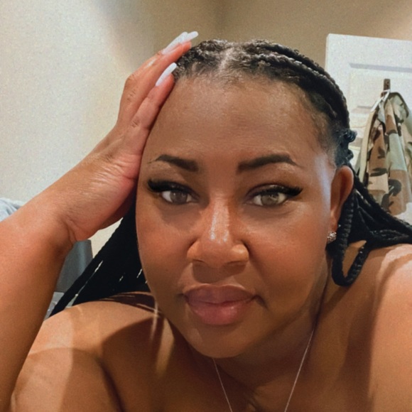 Profile Picture of Candace Macklin (@candace2124) on Poshmark