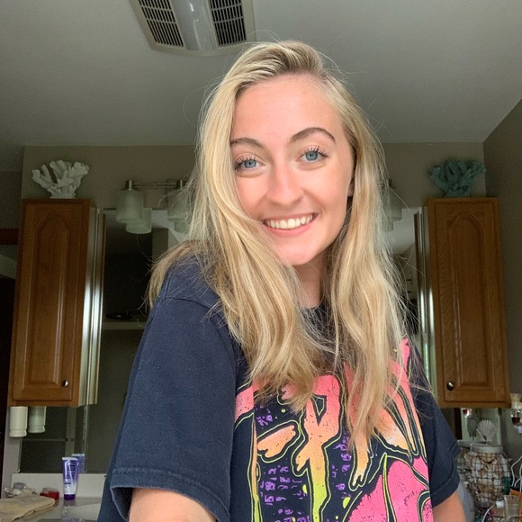 Profile Picture of Bailey Becher (@baybecher) on Poshmark