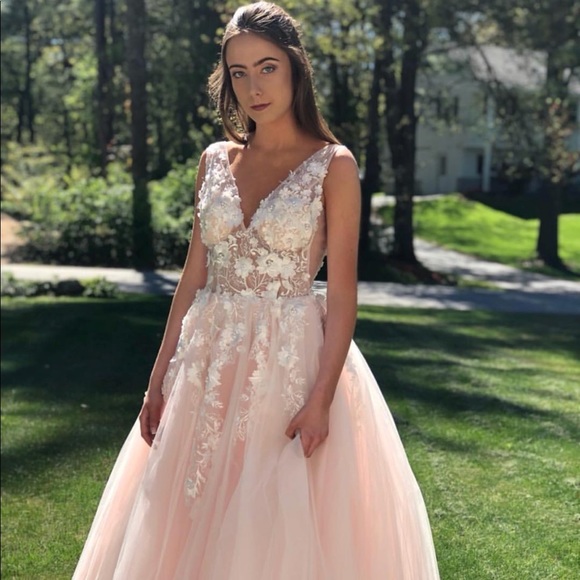 Profile Picture of Emily Mountain (@emily_mtn) on Poshmark