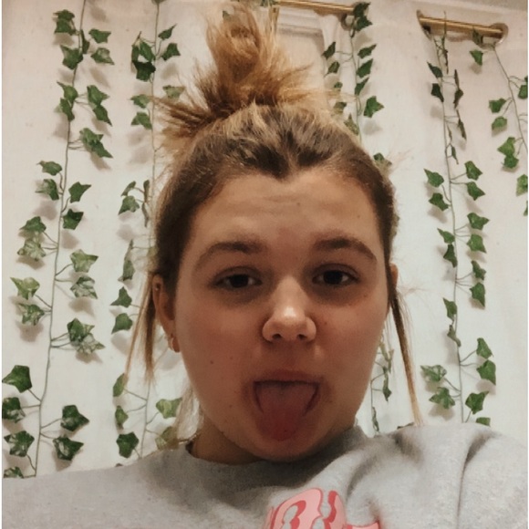 Profile Picture of Emma Loupe (@emmaloupe) on Poshmark