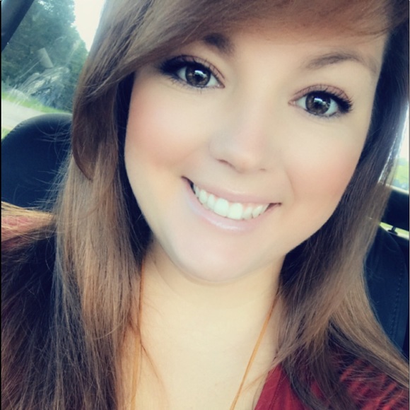 Profile Picture of Candace Huey (@candacehuey) on Poshmark