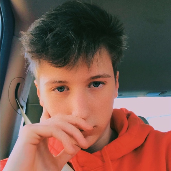 Profile Picture of Zach Taberski (@zachtaberski) on Poshmark