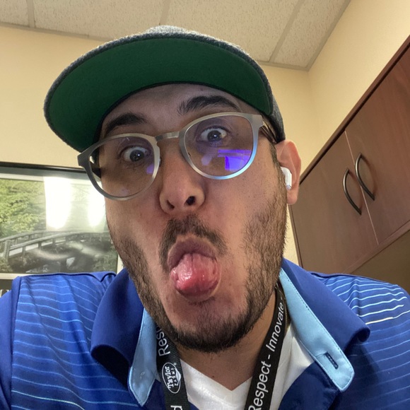 Profile Picture of Michael Chavez (@michaelchavez54) on Poshmark