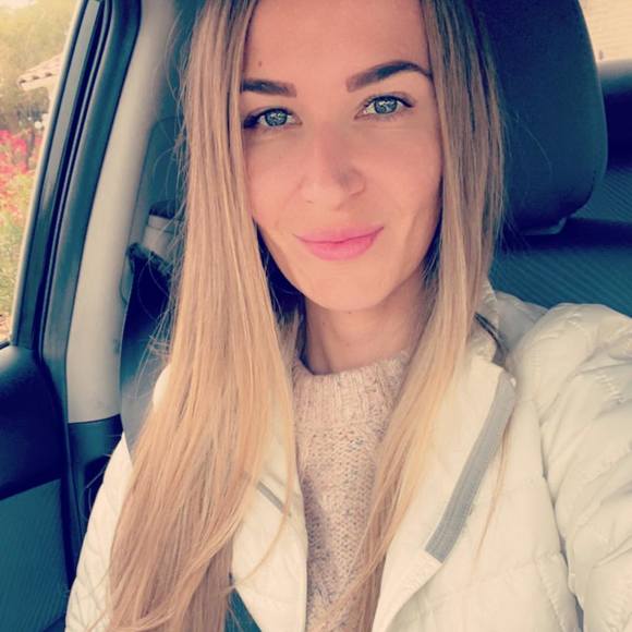Profile Picture of Lori Weech (@lorkajowiki) on Poshmark