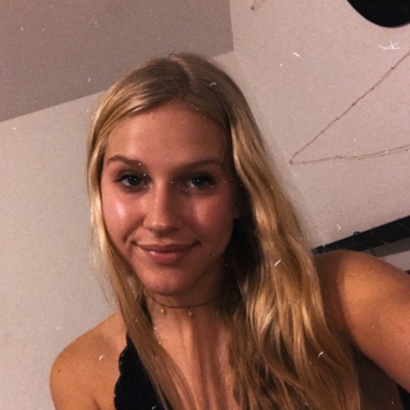 Profile Picture of Danielle Bigham (@daniellebigham) on Poshmark