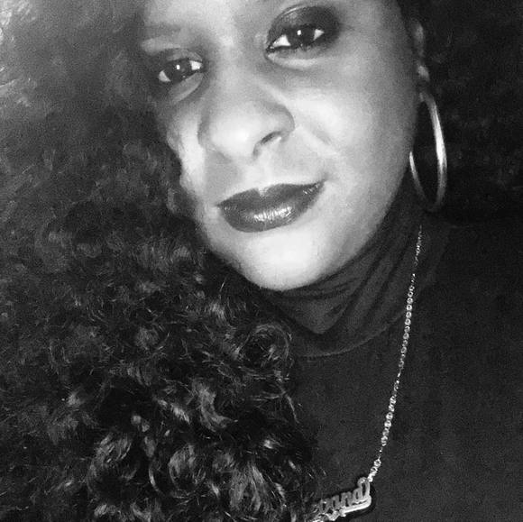 Profile Picture of Kevana Owens (@kmuhundrew1214) on Poshmark