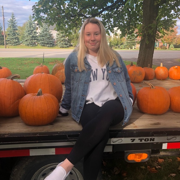 Profile Picture of Hannah Grandy (@hangrandy) on Poshmark