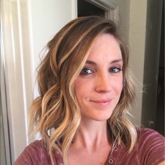Profile Picture of Gena Mclaughlin (@genadee85) on Poshmark