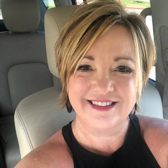 Profile Picture of Alice Roberson (@aarob) on Poshmark