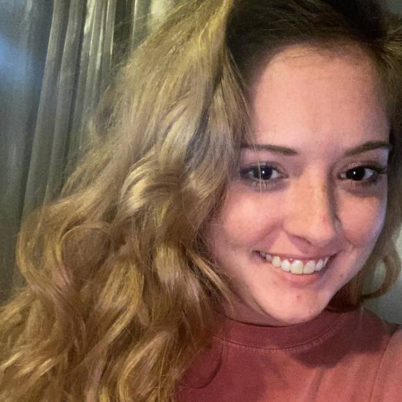 Profile Picture of Samantha Skipper (@esskayess95) on Poshmark
