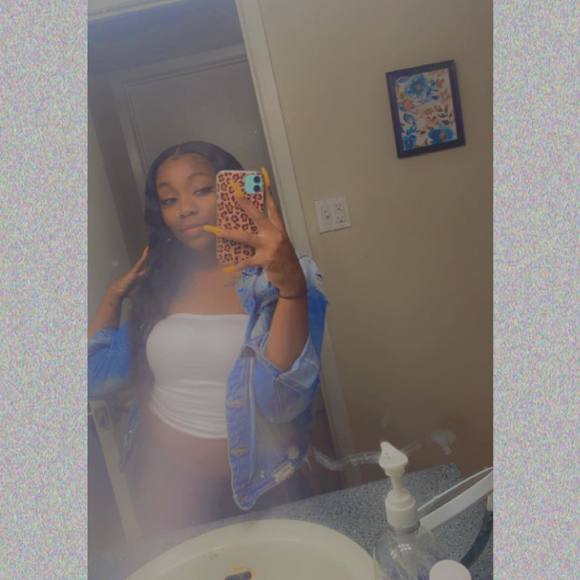 Profile Picture of Layaa Layaa (@layaa02) on Poshmark