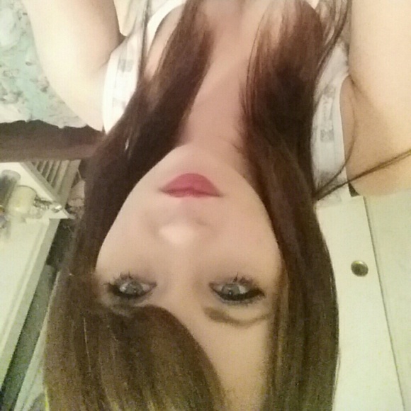 Profile Picture of Nicole Burke (@nikkyi_22) on Poshmark
