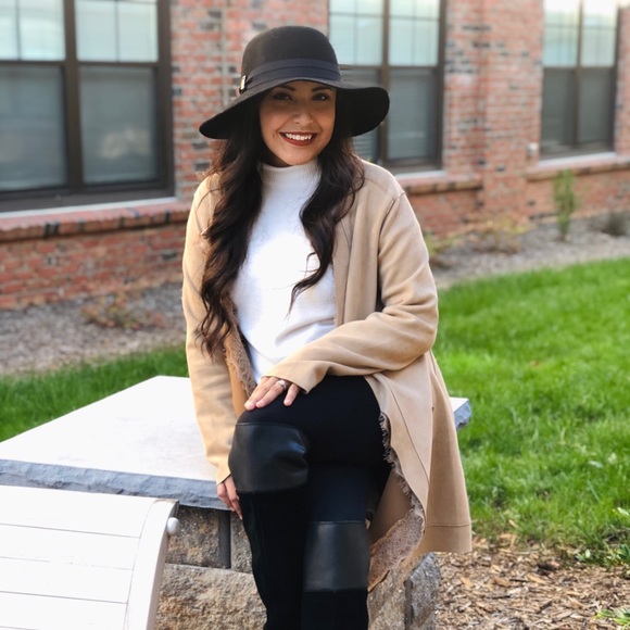 Profile Picture of Fabiola Salazar (@fvsl14) on Poshmark