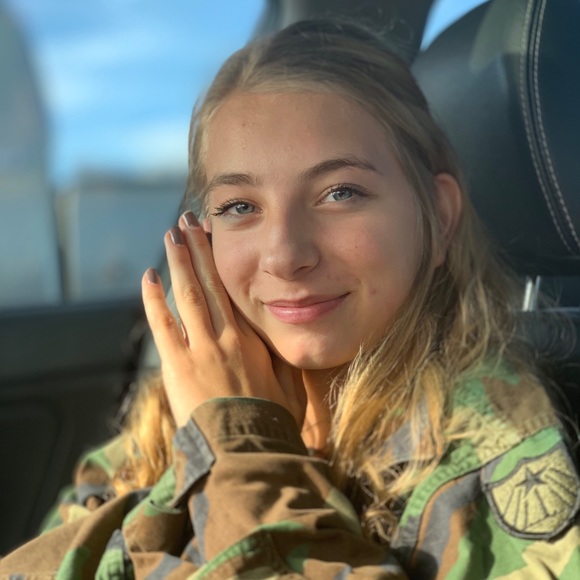 Profile Picture of Ggretchen Stoskopf (@gretchen180) on Poshmark