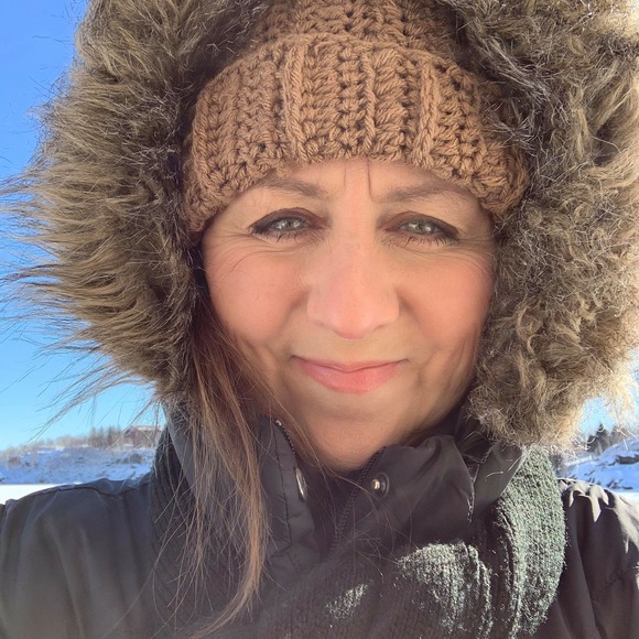 Profile Picture of Julie Arlt (@juliearlt) on Poshmark