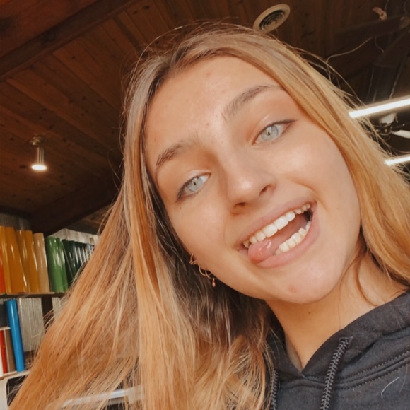 Profile Picture of Izzy Bluml (@izzy_bluml) on Poshmark