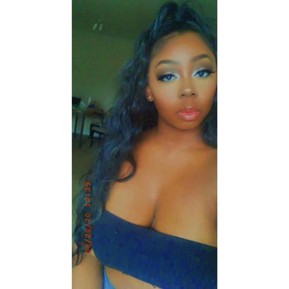 Profile Picture of Deona Custard (@deonacustard) on Poshmark