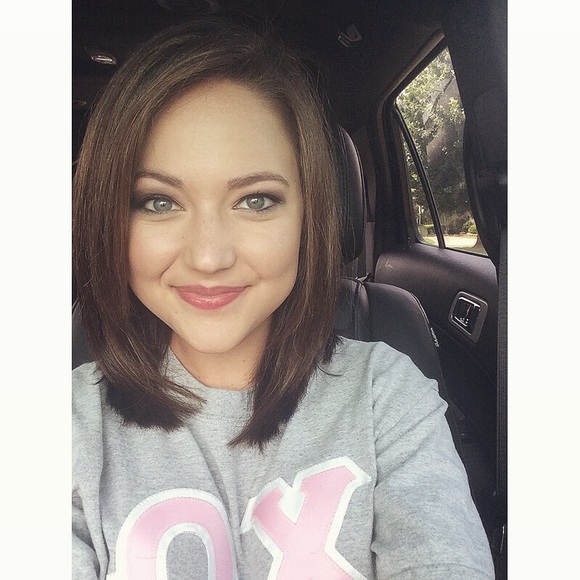 Profile Picture of Savannah Phillips (@savzlynn) on Poshmark