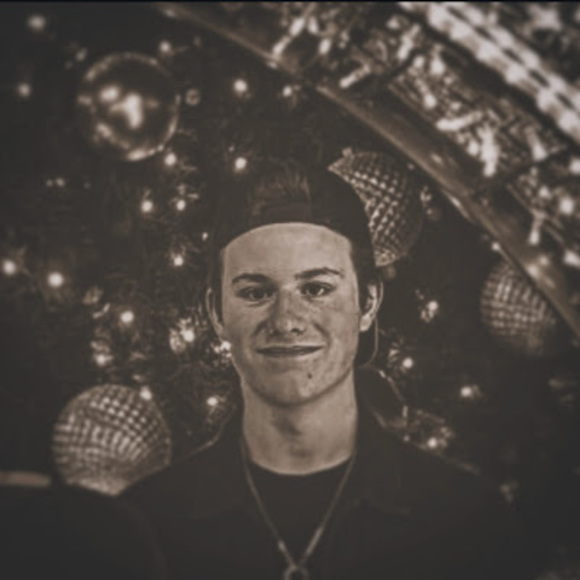 Profile Picture of Jon Fournier (@wehoojalen08) on Poshmark