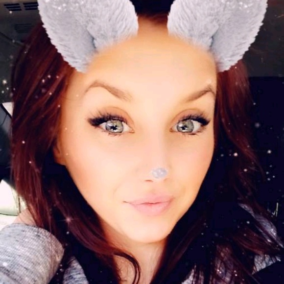Profile Picture of Amber Halecki (@hali69) on Poshmark