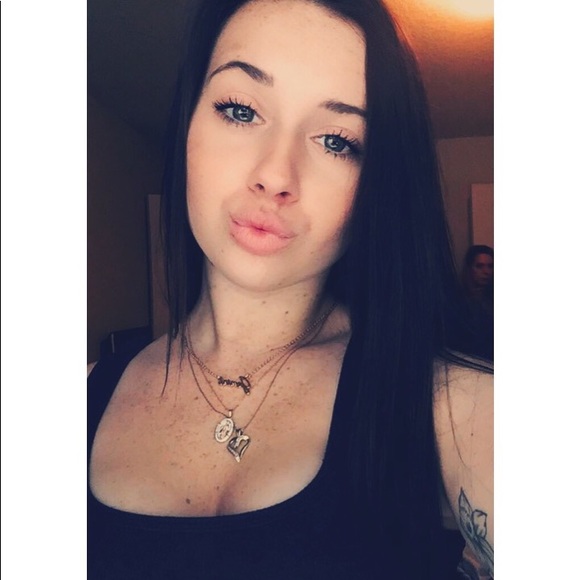 Profile Picture of Breanna Rush (@breannarush6) on Poshmark