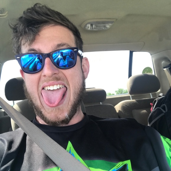 Profile Picture of Michael Calender (@mcal111) on Poshmark