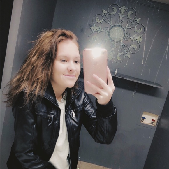 Profile Picture of Jenny Hallstrom (@j_hallstrom) on Poshmark