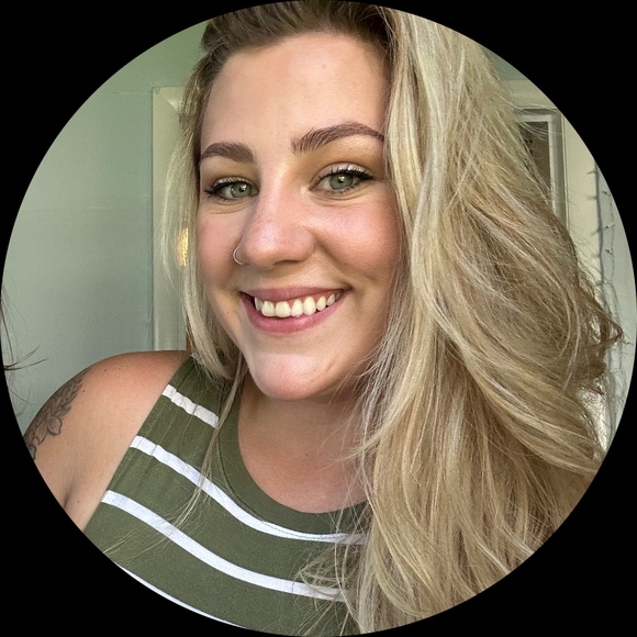 Profile Picture of Stephanie Scheffler (@sscheffler99) on Poshmark