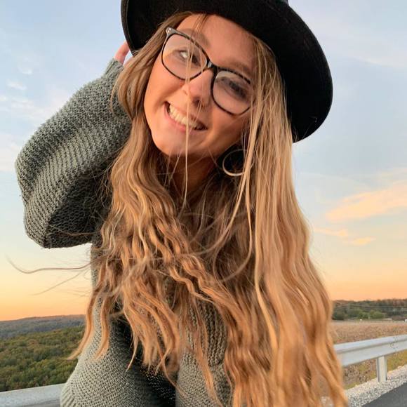 Profile Picture of Alex Burnsides (@alex200214) on Poshmark