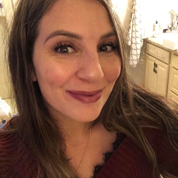 Profile Picture of Amanda Fulton (@mrsbojo) on Poshmark
