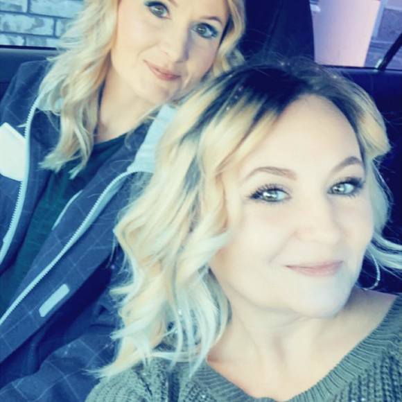 Profile Picture of Lindsey Verbeck (@luvlinz) on Poshmark