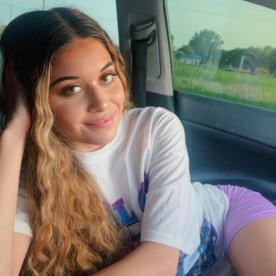 Profile Picture of Julia Holmes (@_julia_holmes_) on Twitter