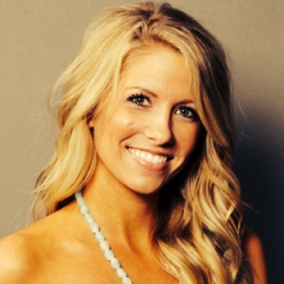Profile Picture of Amanda Smart (@ajoysmart) on Poshmark