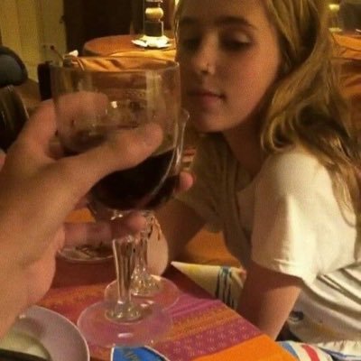 Profile Picture of Val 🦦🍉 (@sugarharriess) on Twitter