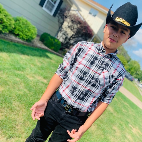 Profile Picture of Cesar Raya (@cesar_raya) on Poshmark