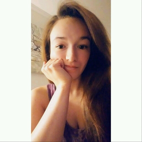 Profile Picture of Tina Gregory (@tina_gregory) on Poshmark