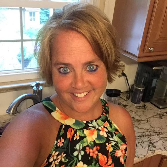 Profile Picture of Laurie Cochran (@cochranlaurie) on Poshmark