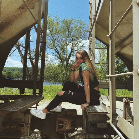 Profile Picture of Taylor Kozelka (@taylor_koz) on Poshmark