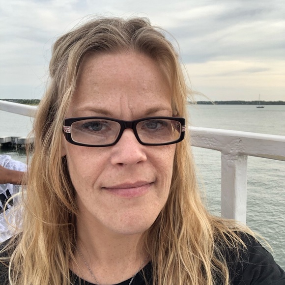 Profile Picture of Dawn Hardnett (@dnhardnett) on Poshmark