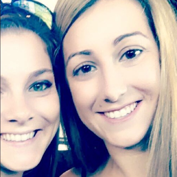 Profile Picture of Lauren Loder (@laurenlo___) on Poshmark