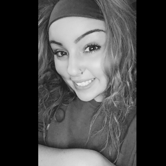 Profile Picture of Kyndal Ezell (@kyndalezell) on Poshmark