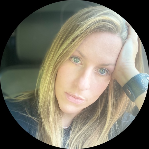 Profile Picture of Allison Cloman (@allylea04) on Poshmark