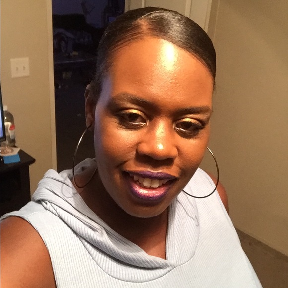 Profile Picture of Nadia Crear (@pleaseno1977) on Poshmark