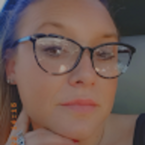 Profile Picture of Julianna Reece (@julianna_reece) on Poshmark