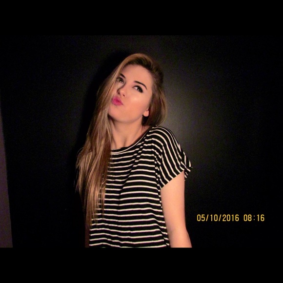 Profile Picture of Mikayla Perkins (@mikayykayy) on Poshmark