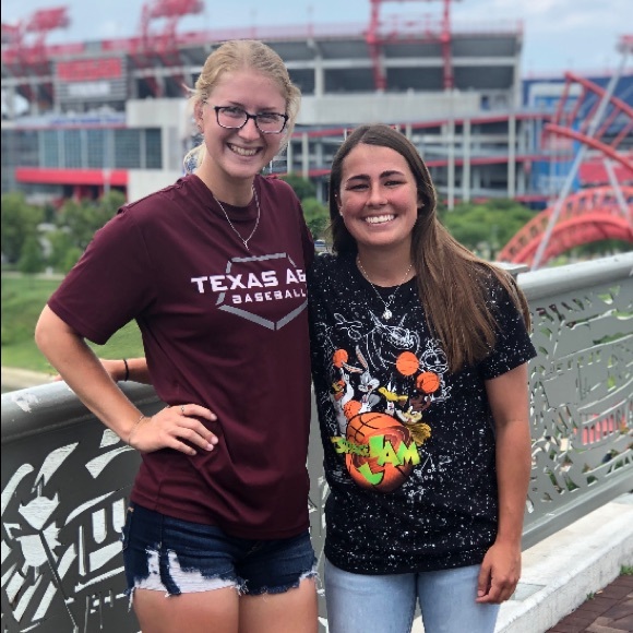 Profile Picture of Devin Hale (@dhaleee) on Poshmark