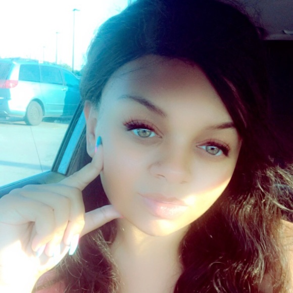 Profile Picture of Monique Holt (@moniquesh126) on Poshmark